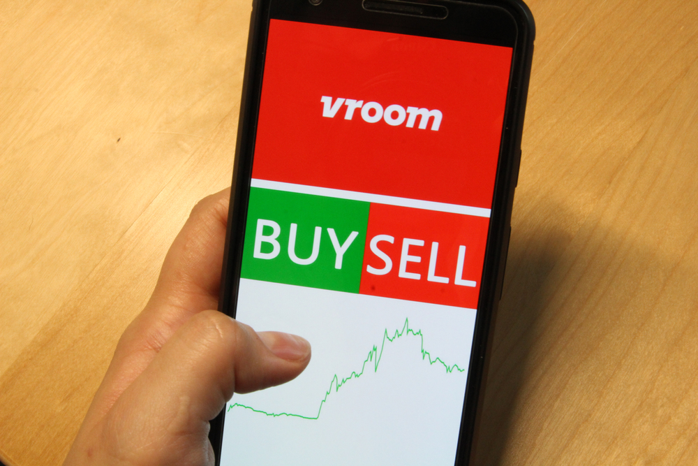 Vroom-Buy-and-Sell-app-on-smartphone.