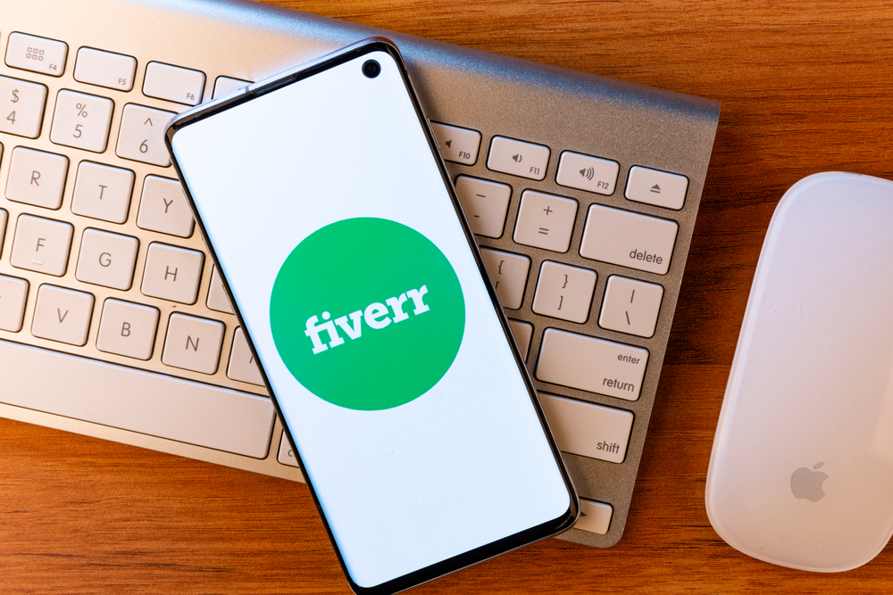 Smartphone-with-the-Fiverr-logo-sitting-on-a-desktop-computer-keyboard