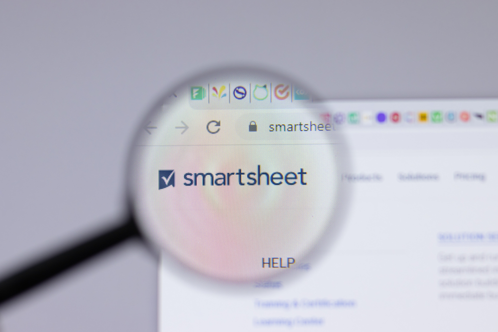 Smartsheet-logo-under-a-magnifying-glass-on-a-computer-screen