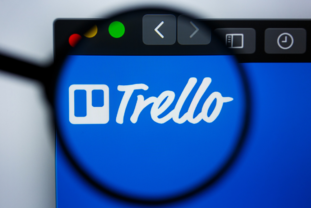 Trello-logo-on-a-computer-screen-under-a-magnifying-glass