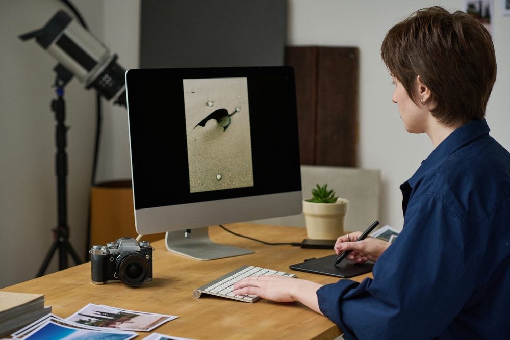 Woman-editing-photo-using-photo-editing-software-on-a-desktop-computer